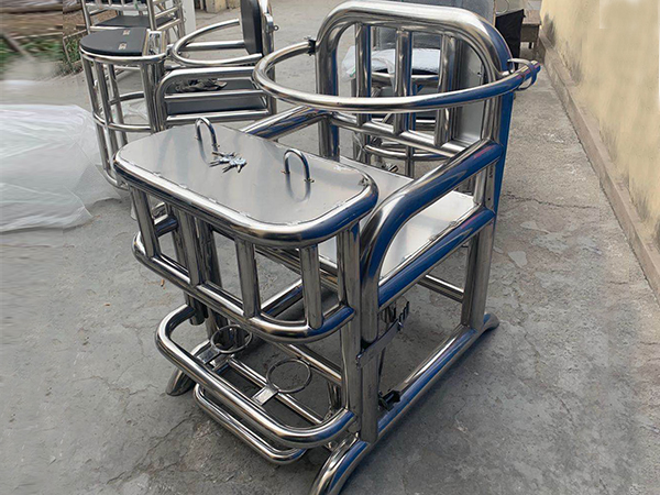 犯人坐審訊椅為什么要赤腳？